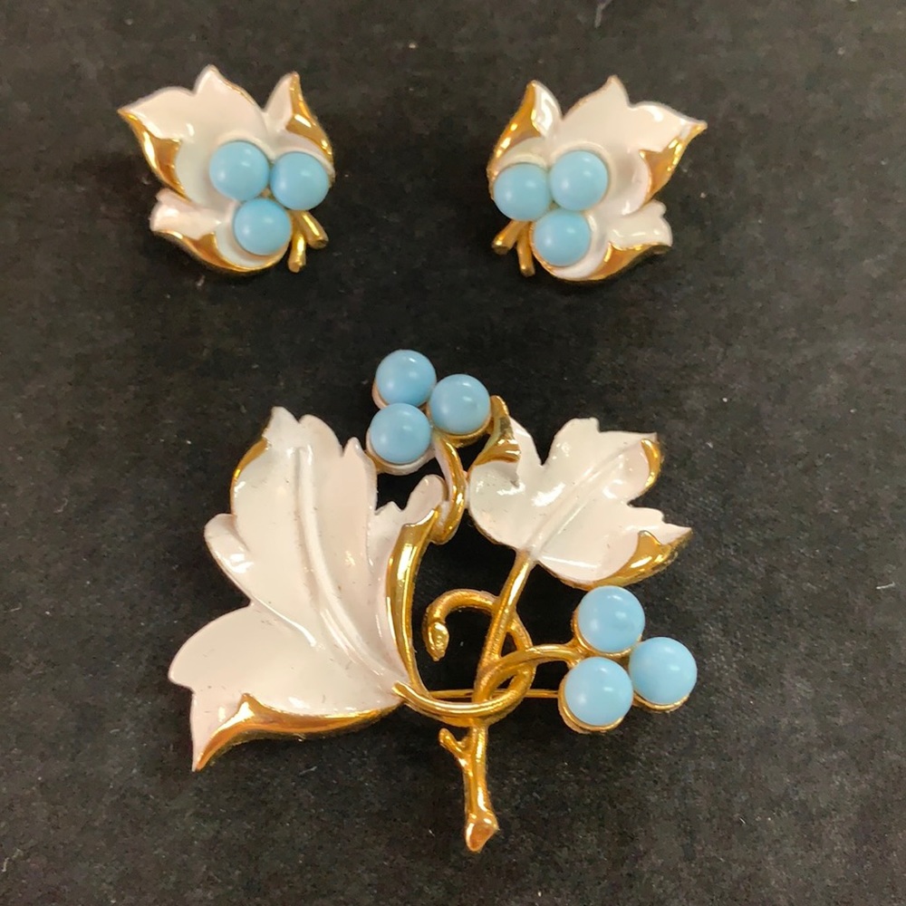 Sara Coventry set pin and earring clips